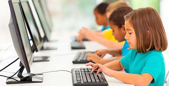 Alunos com PC para estudar