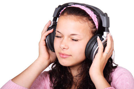 menina a ouvir música nos seus headphones Gaming vantagens