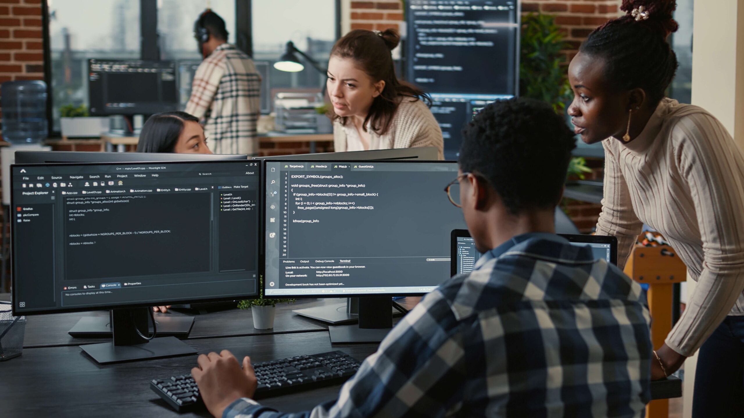 Colegas a discutir sobre qual o melhor computador para programação