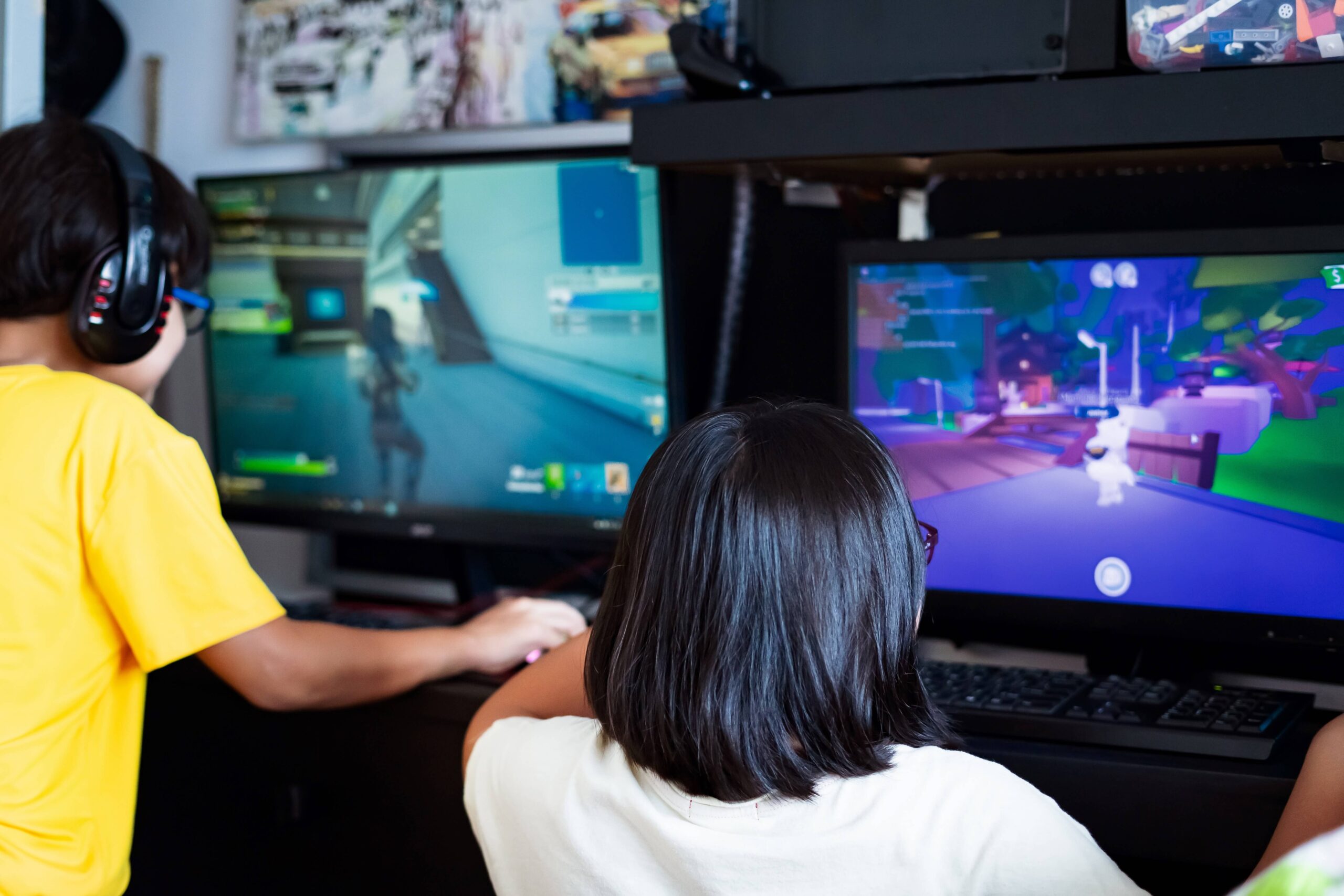 duas pessoas a jogar videojogos e a falar sobre o que oferecer a um gamer