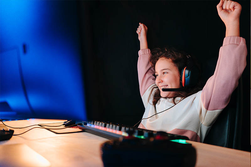 nina-jugando-nuevo-ordenador-nitropc-gaming