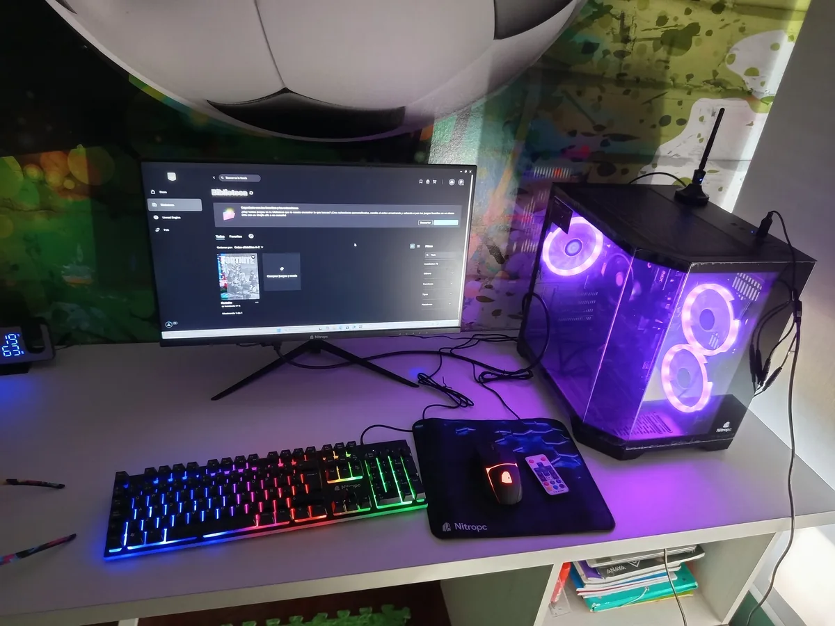 Secretária com PC Nitropc iluminado, monitor, teclado e tapete de rato Nitropc