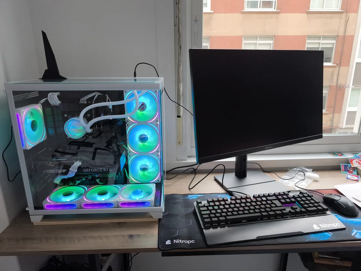 PC Nitropc branco com refrigeração líquida e ventoinhas RGB sobre uma secretária