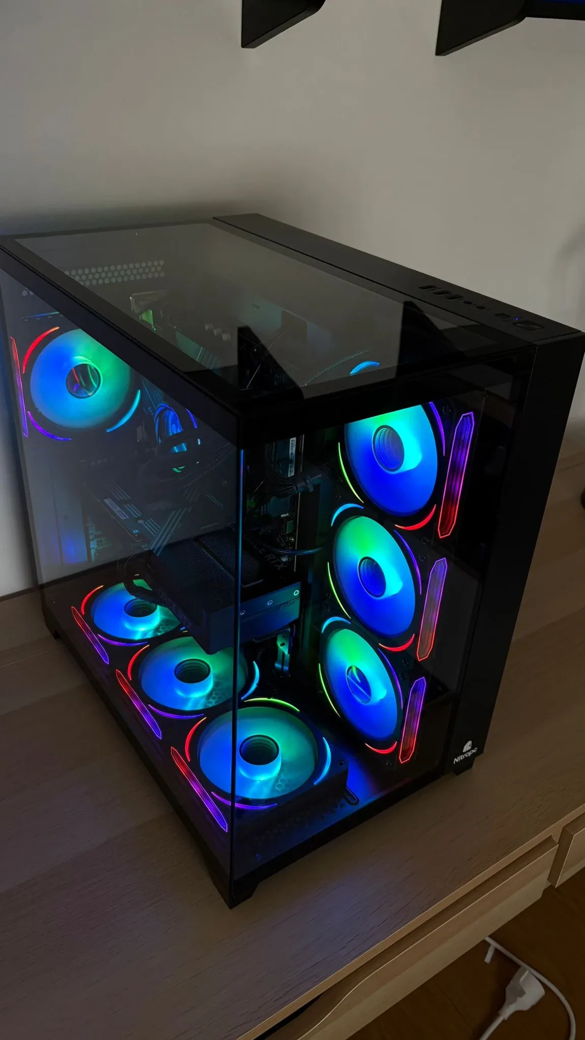PC Nitropc preto com ventoinhas RGB acesas