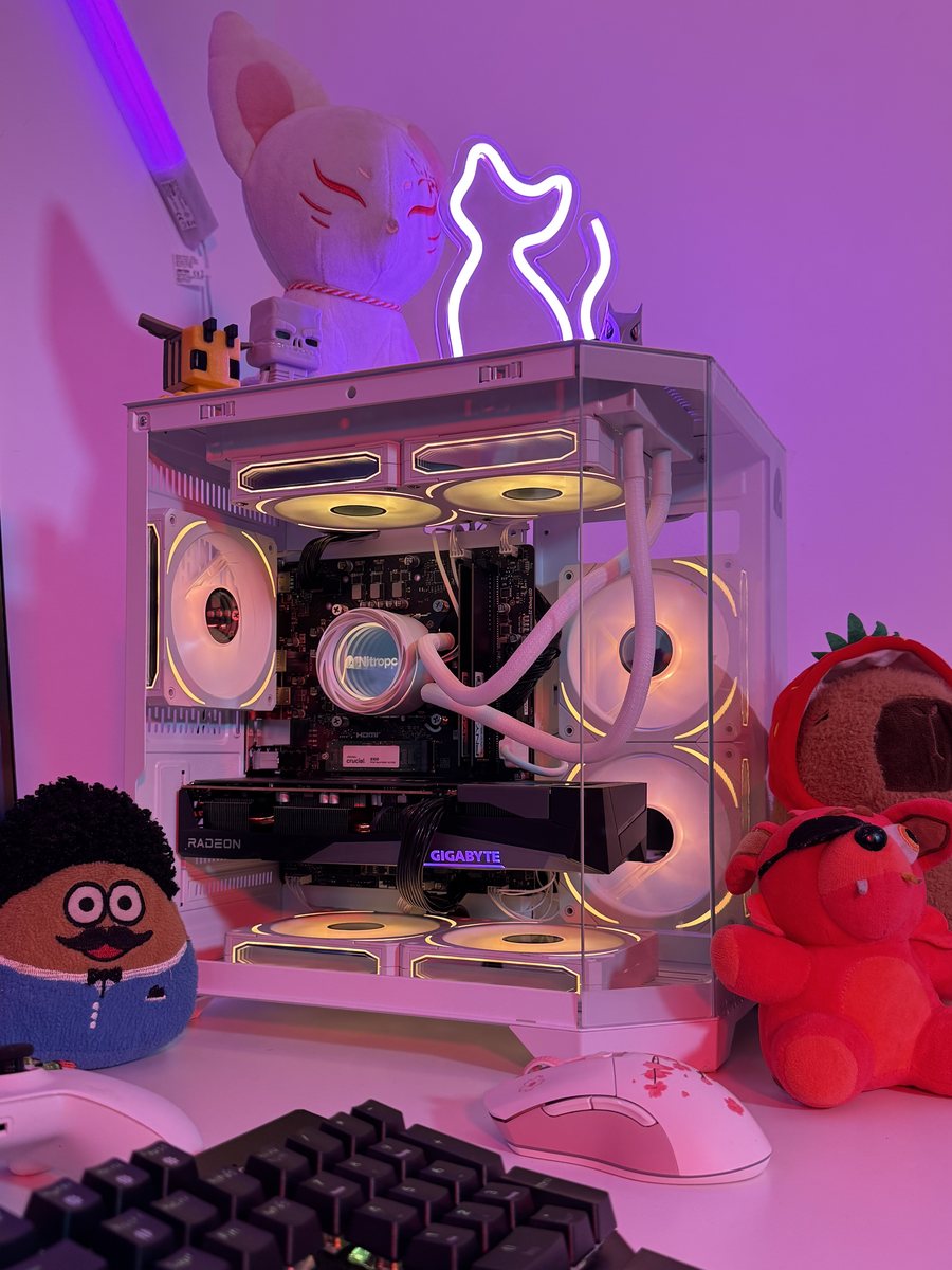 PC Nitropc branco com painel de vidro num setup de secretária