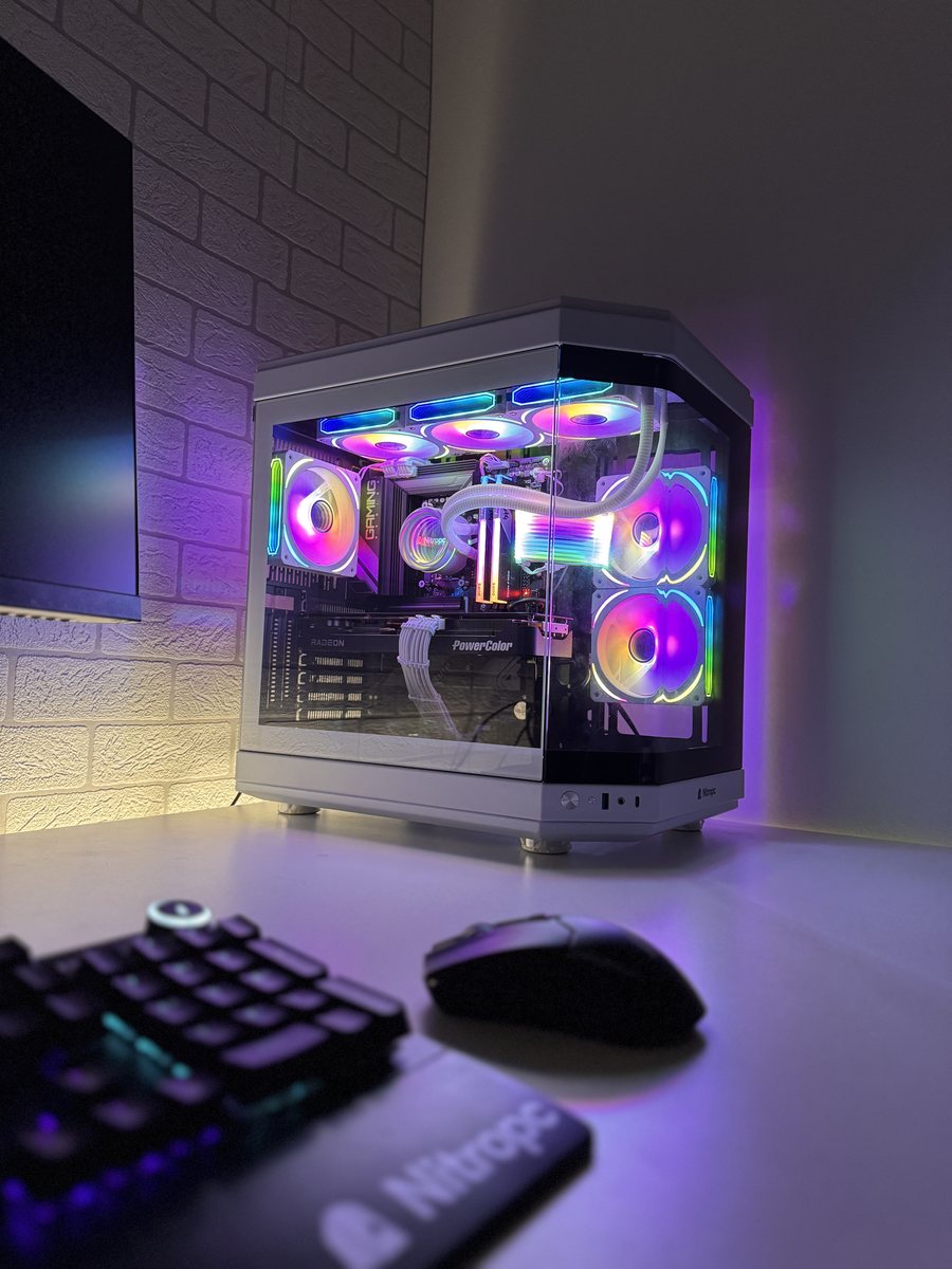 PC Nitropc branco com iluminação RGB sobre uma secretária