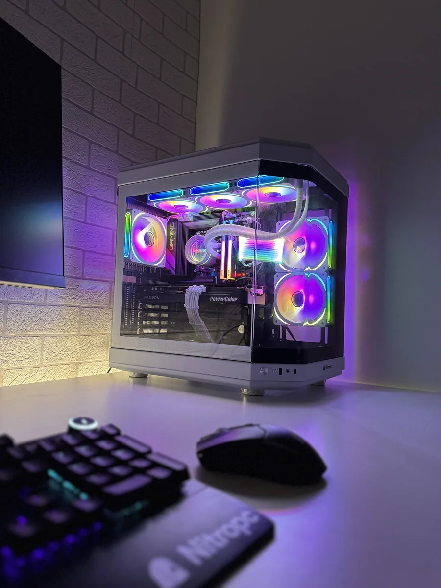 PC Nitropc preto com ventoinhas RGB acesas